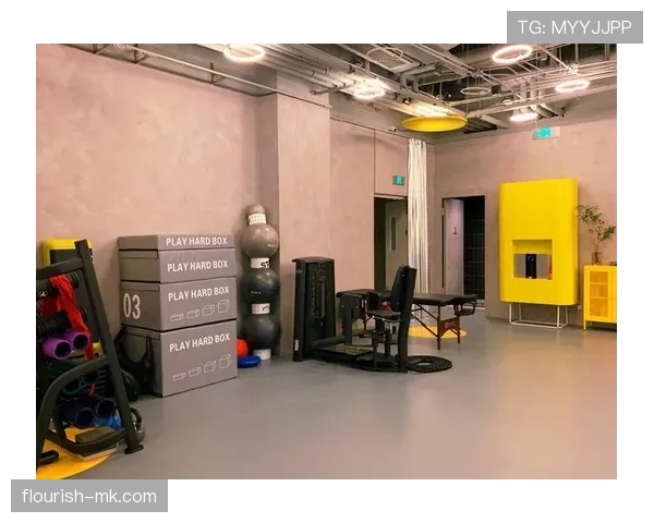 侯志慧外出逛街就像换了个人，健身房里那个女王形象瞬间崩塌