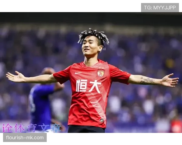 韦世豪又穿得像去夜店，球场上倒像个邻家大哥？