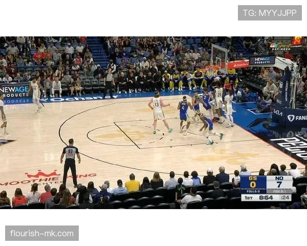 库里三分出手高效拉开空间带动球队进攻升级